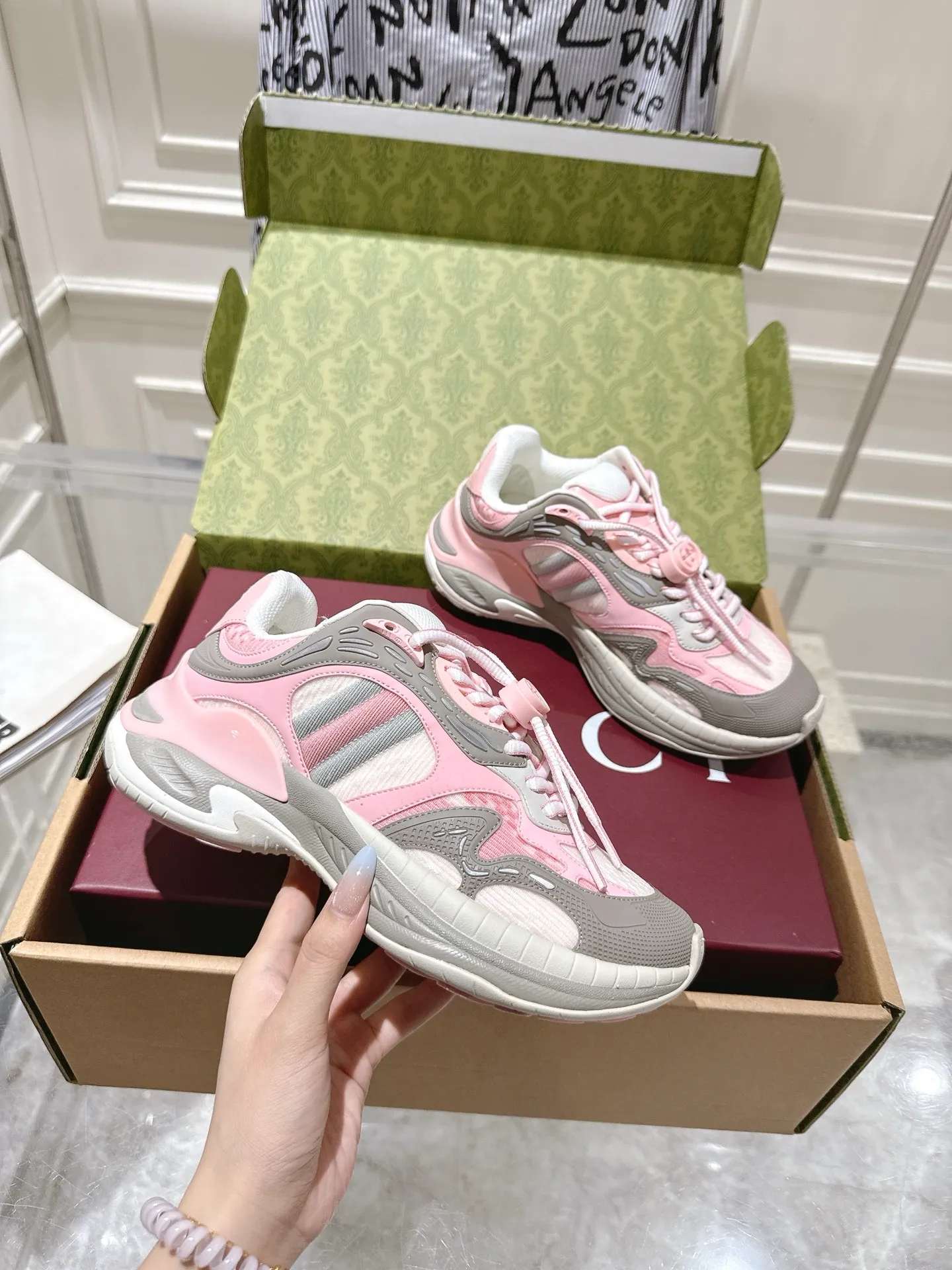 👟👟Ex-factory price 980👟👟Upgraded version with airplane case Gucci Gucci 25ss hot new style couple style retro sports shoes dad shoes This Gucci 2.0 reinterprets the brand's iconic striped webbing elements. This new interpretation of iconic details uses EVA thick soles with a smart silhouette, bringing a stable and comfortable wearing experience. Delivered in exquisite packaging. Fabric: Made of original imported cowhide/technical fabric. Inner foot pad: Breathable mesh. Heel height: 4cm. Sole: Original customized ultra-light foam rubber outsole. Size: 35-45 (women's size 40, men's size 45, custom-made, non-returnable)